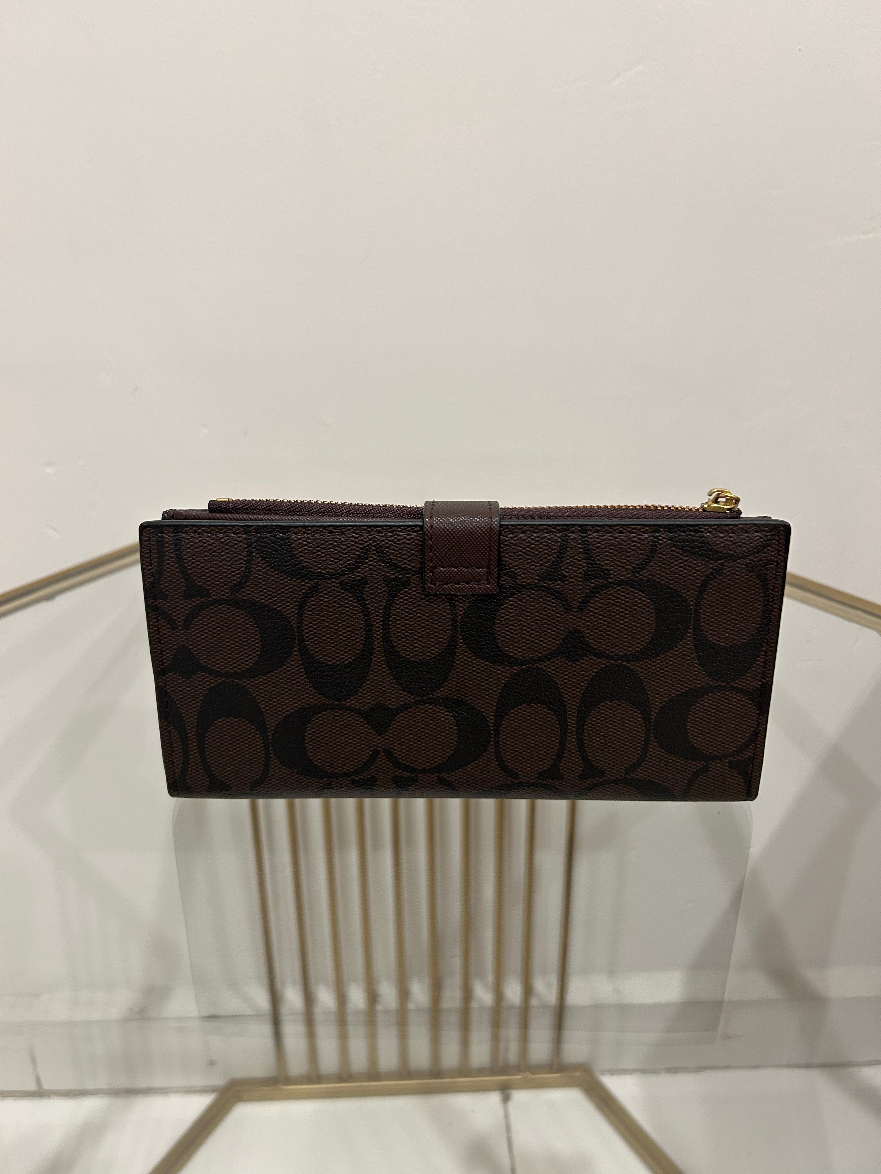 Cartera Larga Dupe Coach de Lona – Color Marrón