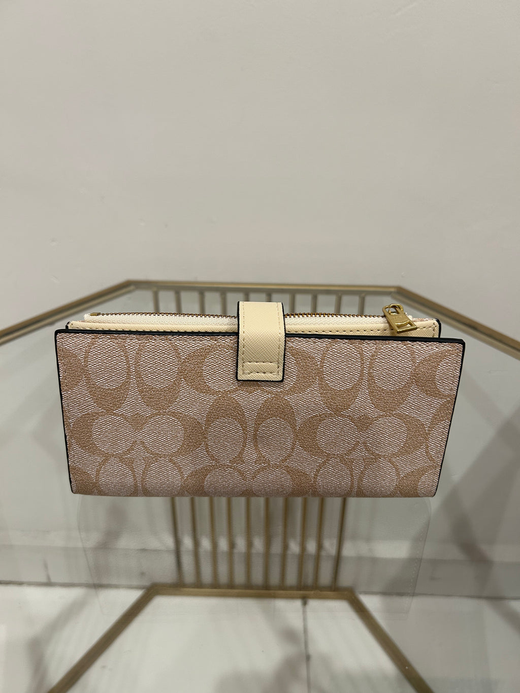Cartera Larga Dupe Coach de Lona – Color Beige
