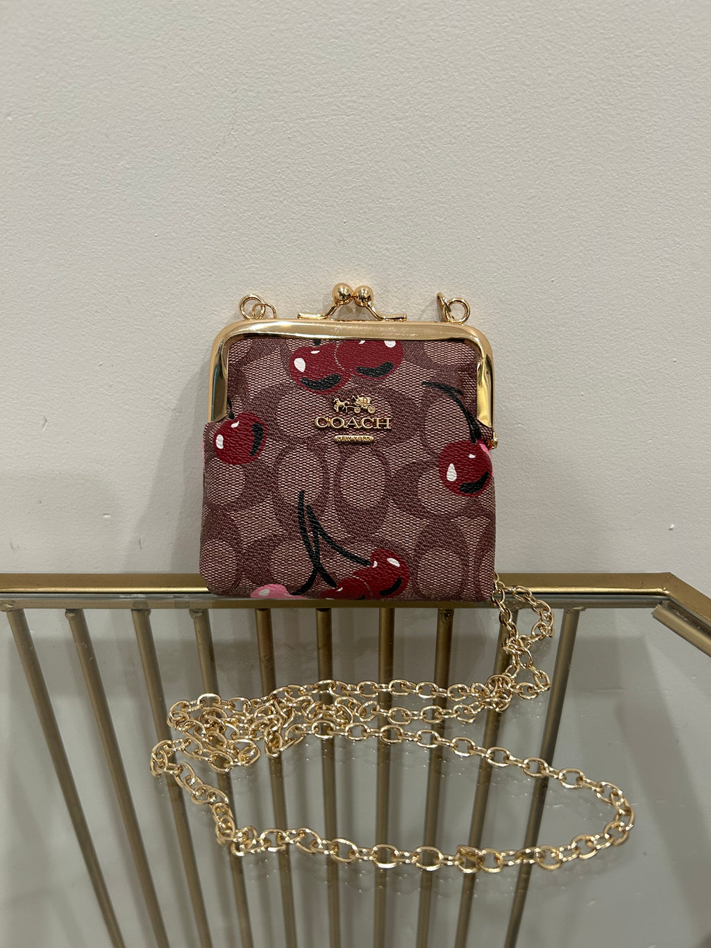 Monedero estilo Coach con estampado de cerezas