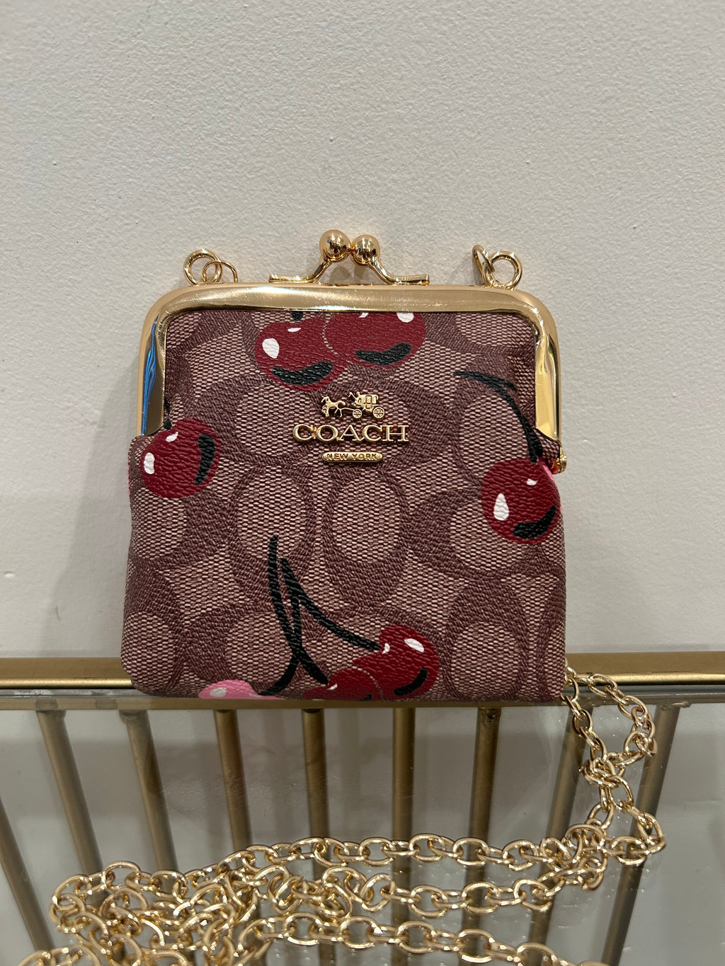 Monedero estilo Coach con estampado de cerezas