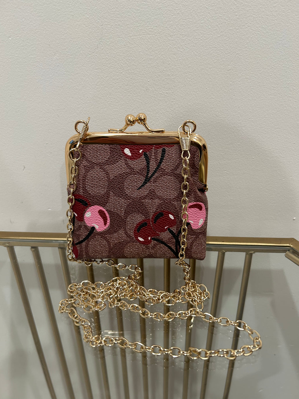 Monedero estilo Coach con estampado de cerezas