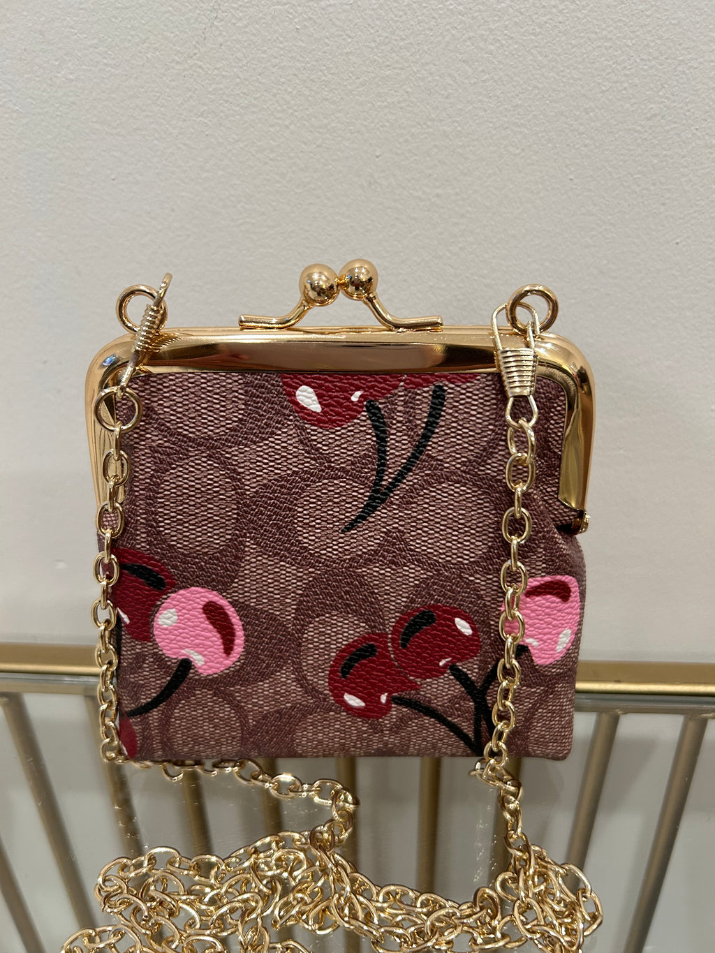 Monedero estilo Coach con estampado de cerezas