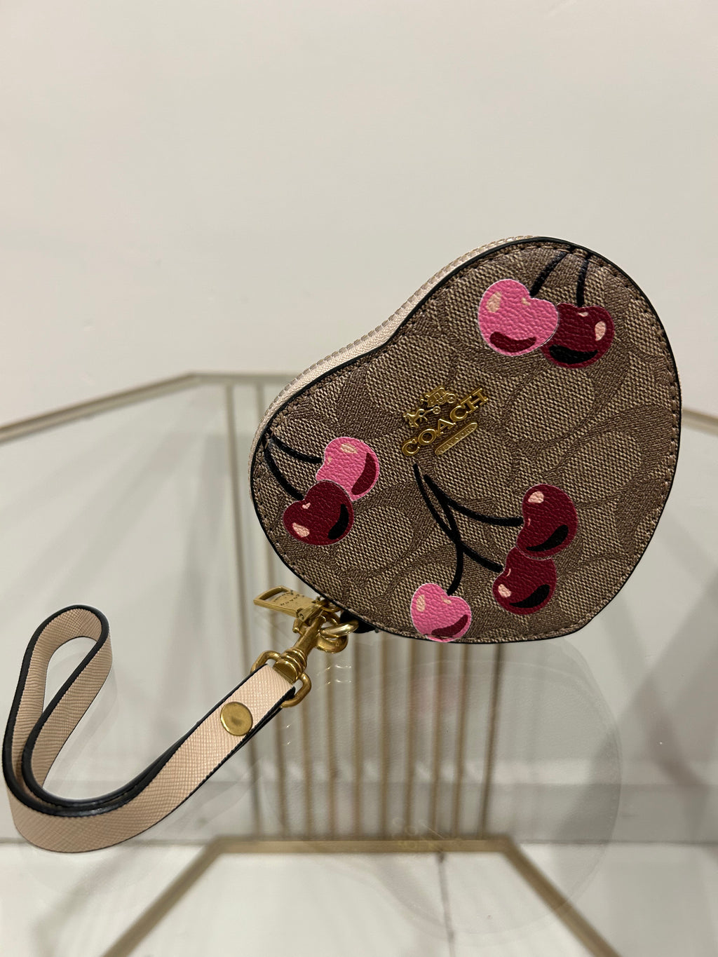 Monedero Coach en forma de corazón cerezas