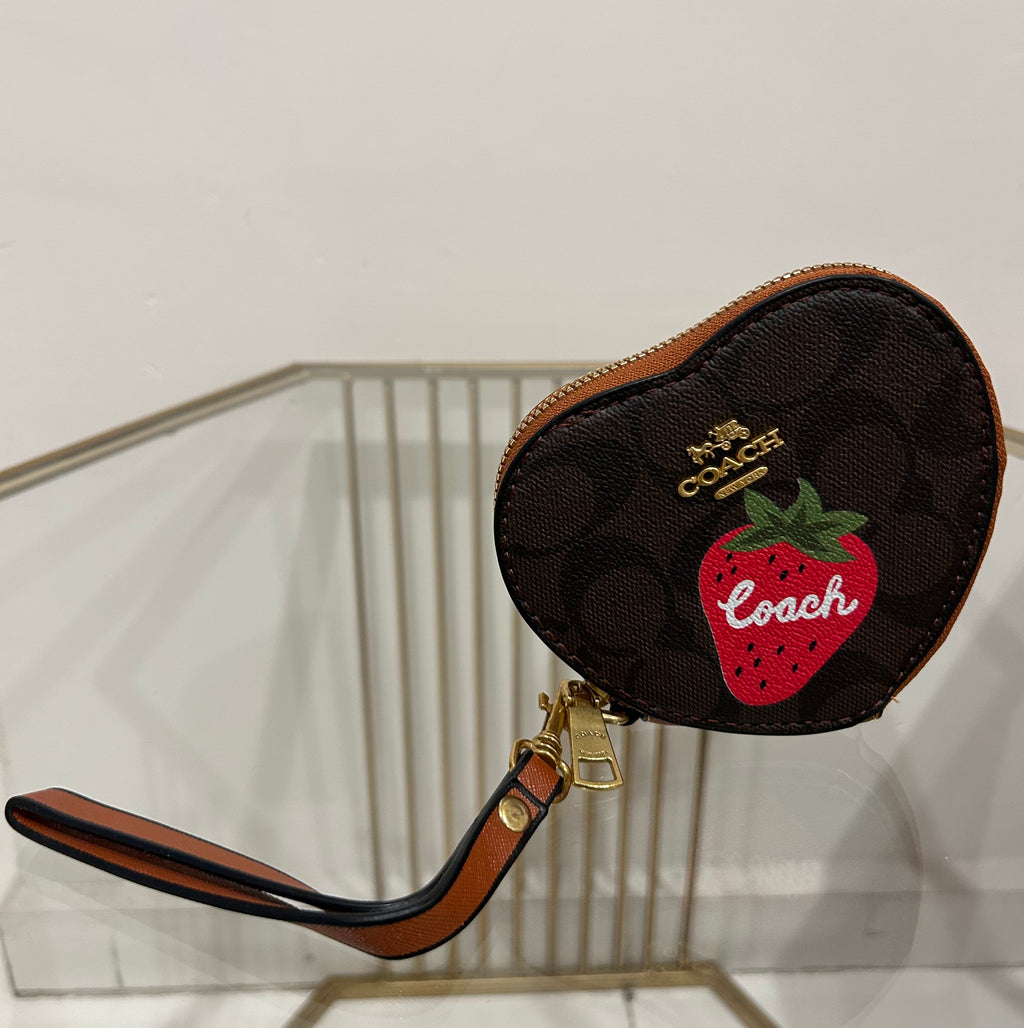 Monedero estilo Coach con fresa en lona marrón