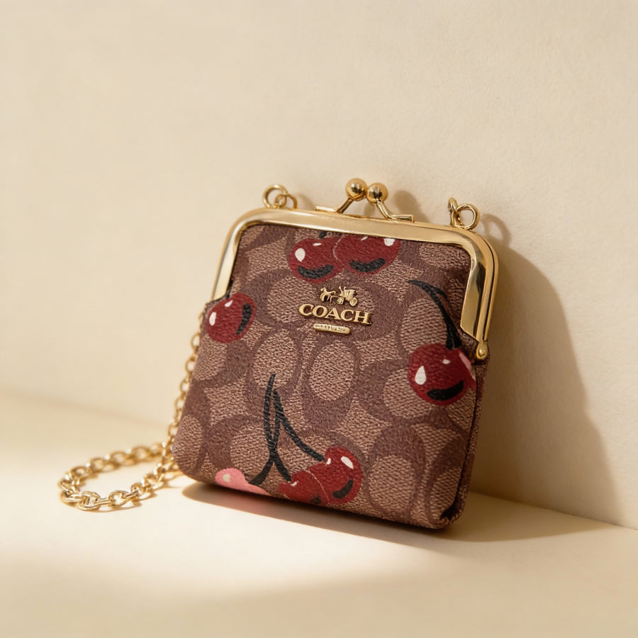 Monedero estilo Coach con estampado de cerezas