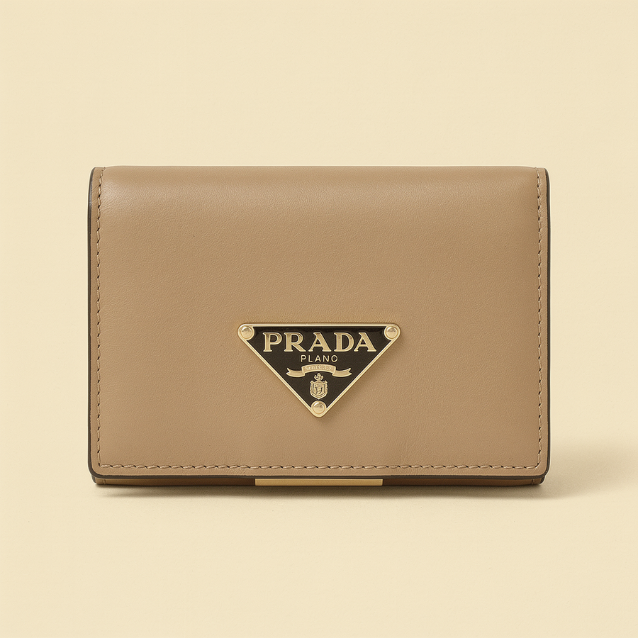Monedero tipo Prada Marron Claro Brillante con Cadena Oro