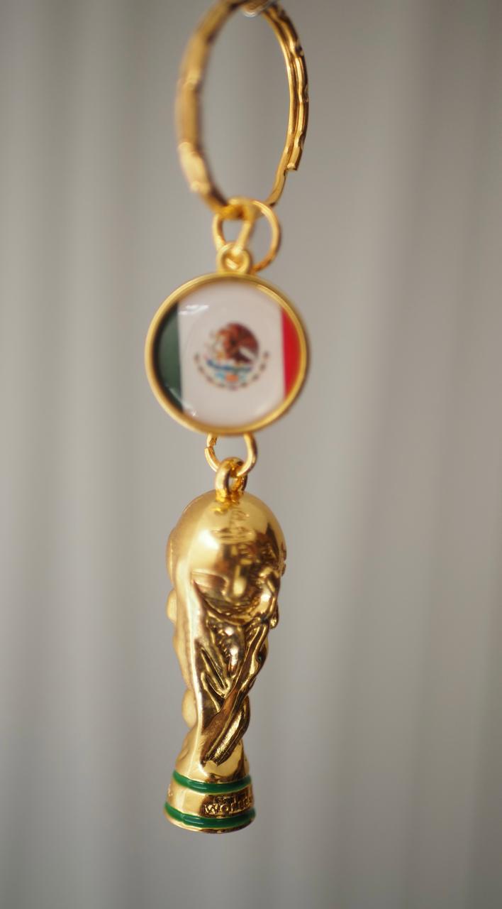 Llavero Premium Coleccionable: Trofeo Copa del Mundo FIFA con Bandera Nacional