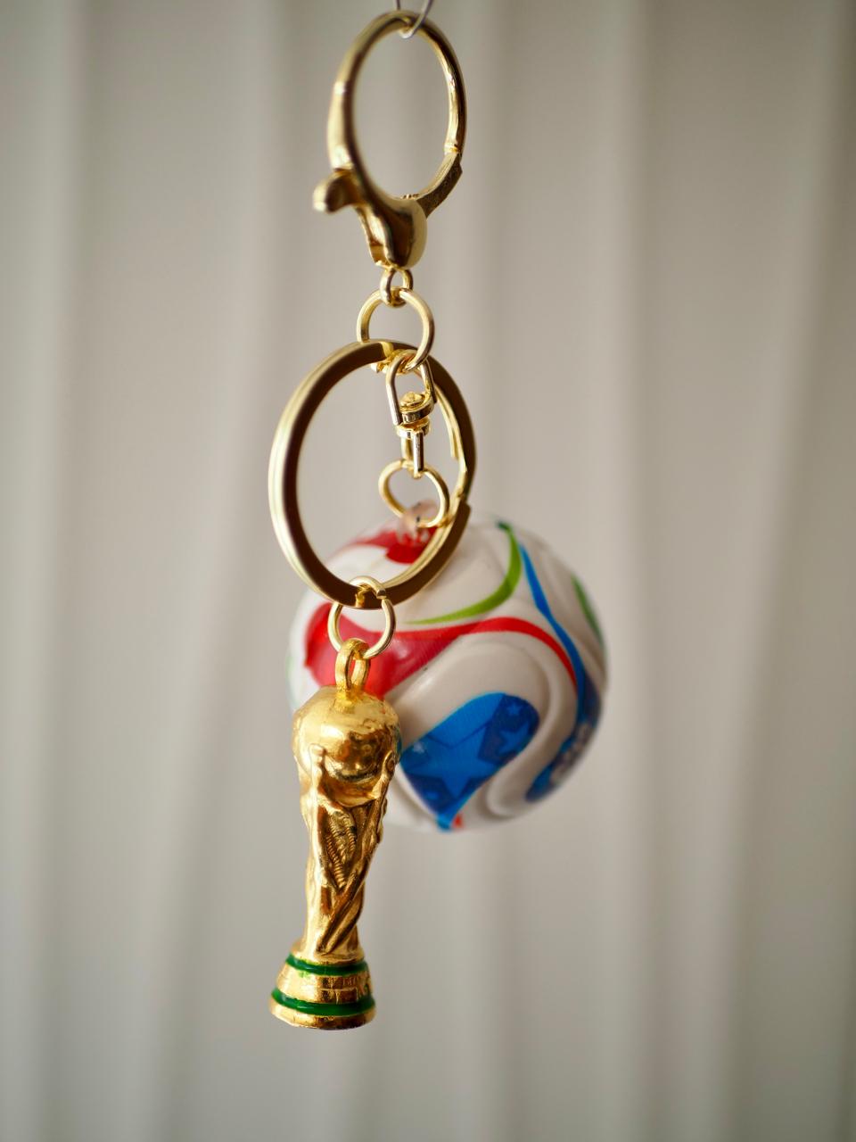 Llavero Mundial Duo – Copa + Balón FIFA ⚽🏆